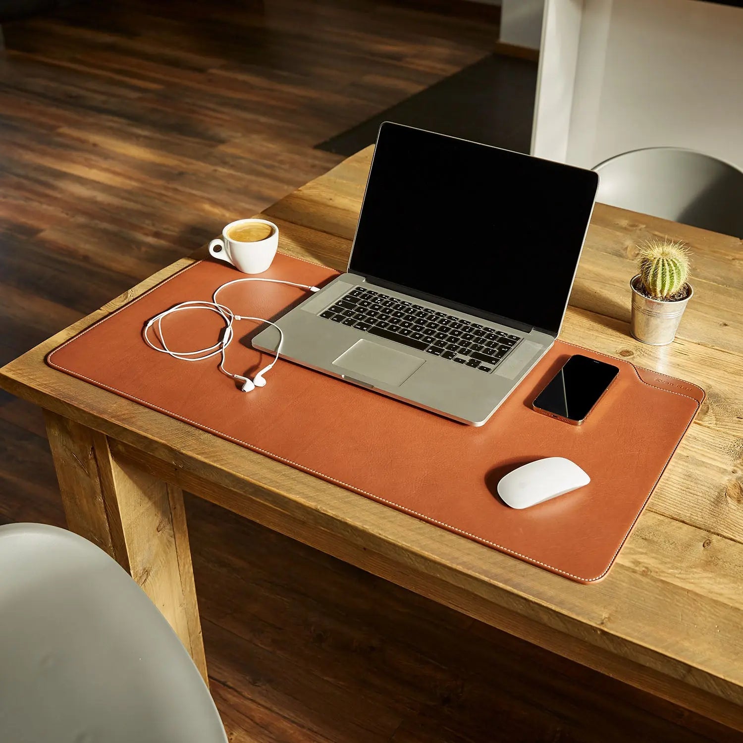 Brown Desk Mat Evan Red